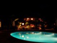 /album/ilumina%c3%a7%c3%a3o-para-piscina/restaurante-e-piscina-a-noite-iluminado-jpg/